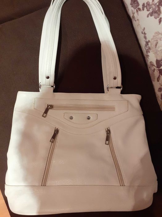 Бяла кожена чанта