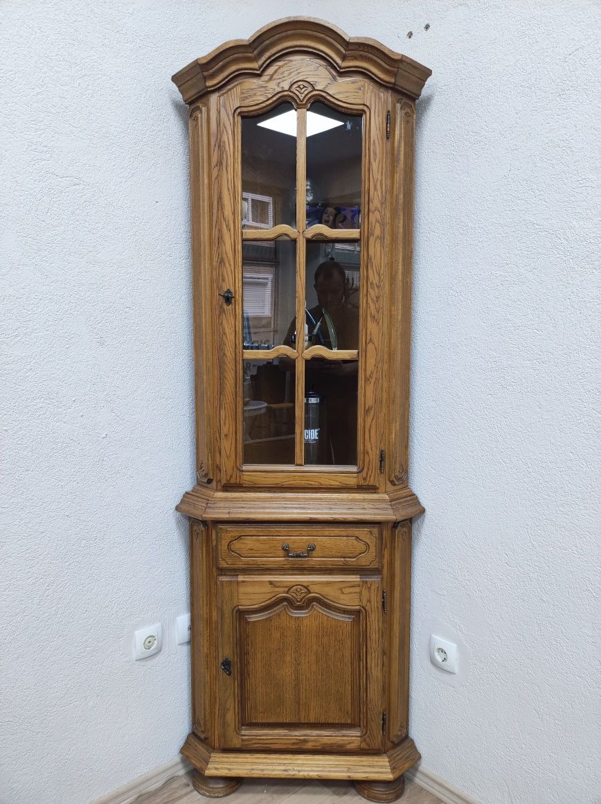 Дървена ъглова витрина