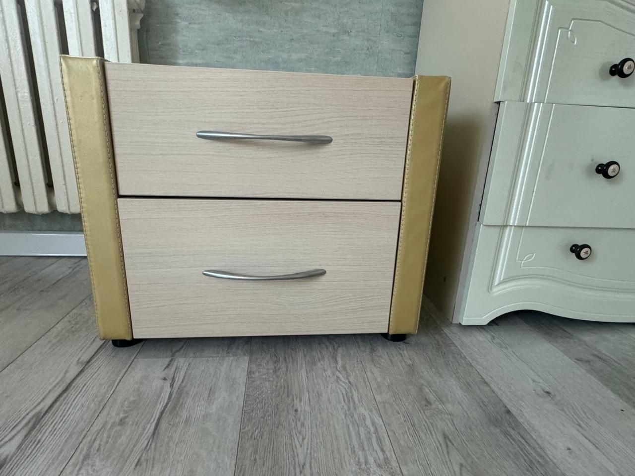 Кровать, тумбочки