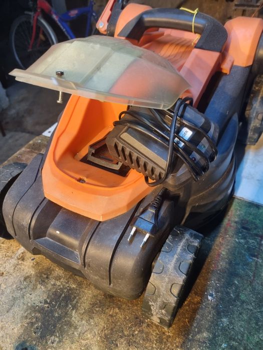 Vand masina pentru gazon