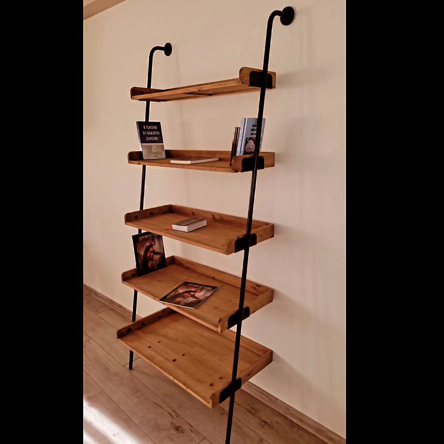 Етажерка Kave Home