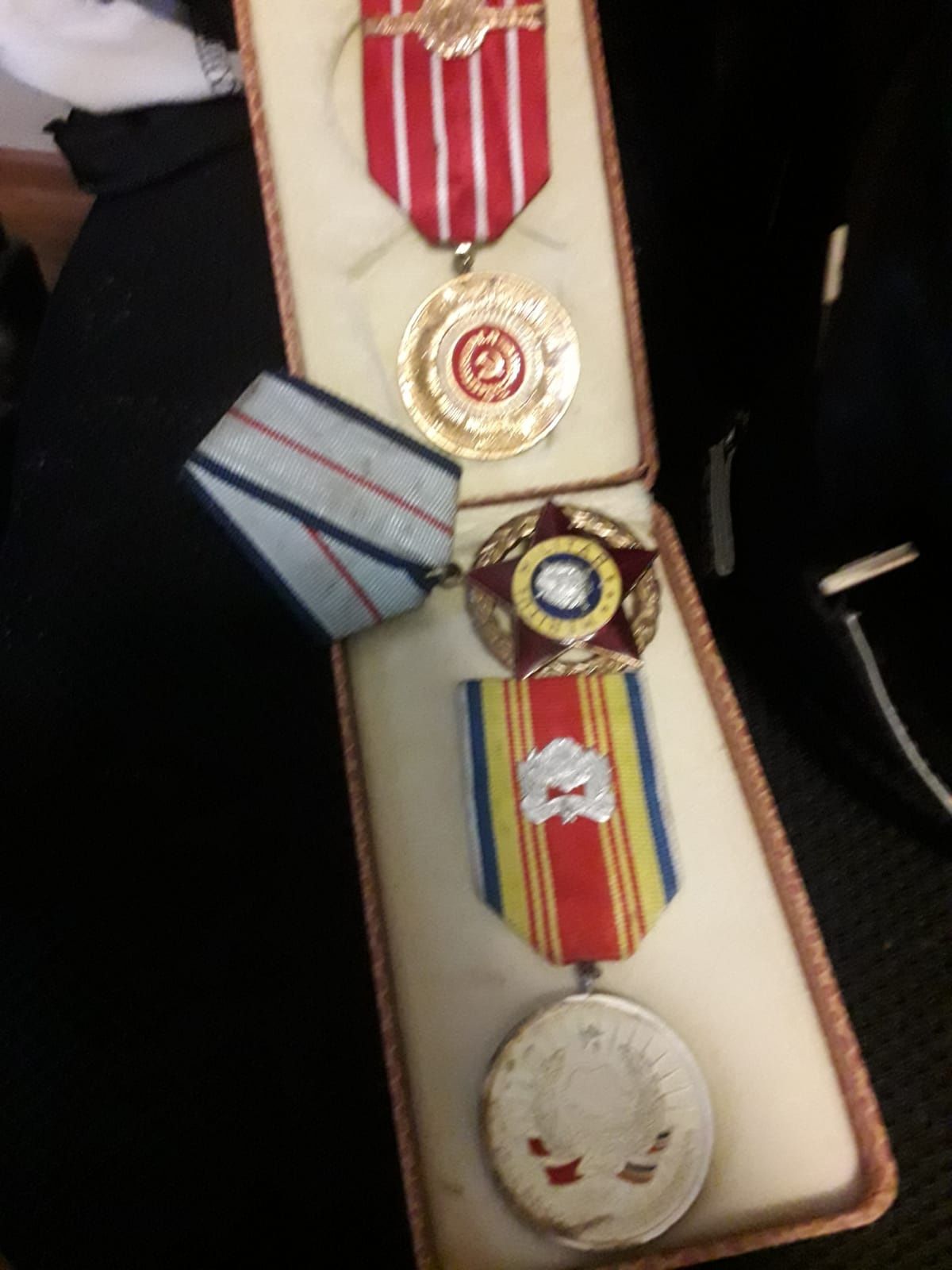 Medalii și decorații.