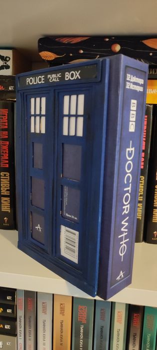 Книга "Doctor Who: 12 Доктора, 12 Истории"