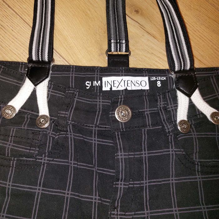 Pantaloni cu bretelele detașabile