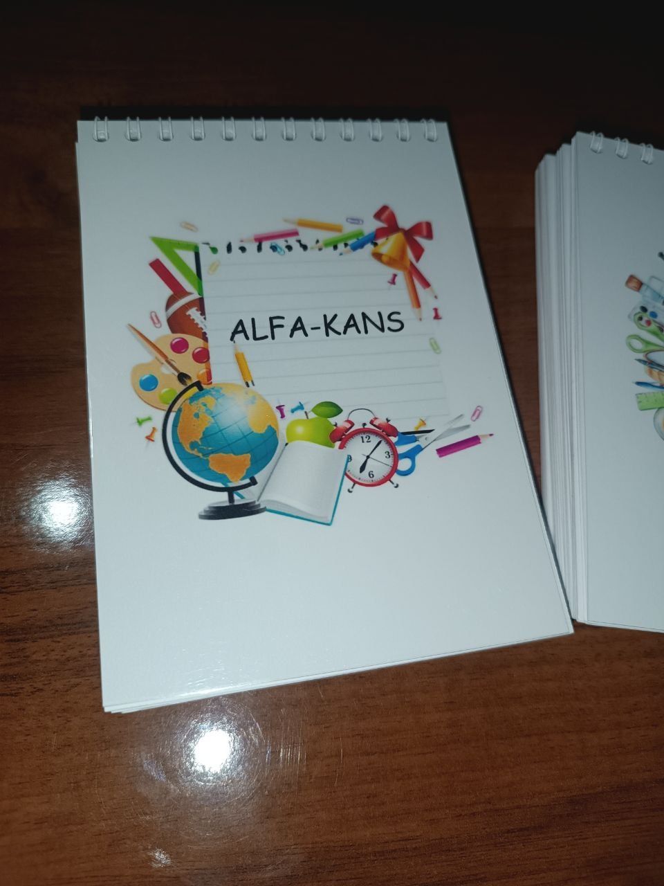 Brendinggiz logotipi tushirilgan prujinali bloknotlar