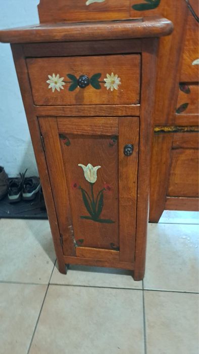 Toaleta din lemn cu oglinda ovalā rabatabilā, pictată manual