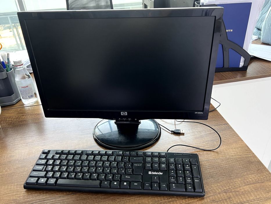 Компьютерный монитор и клавиатура в отличном качестве