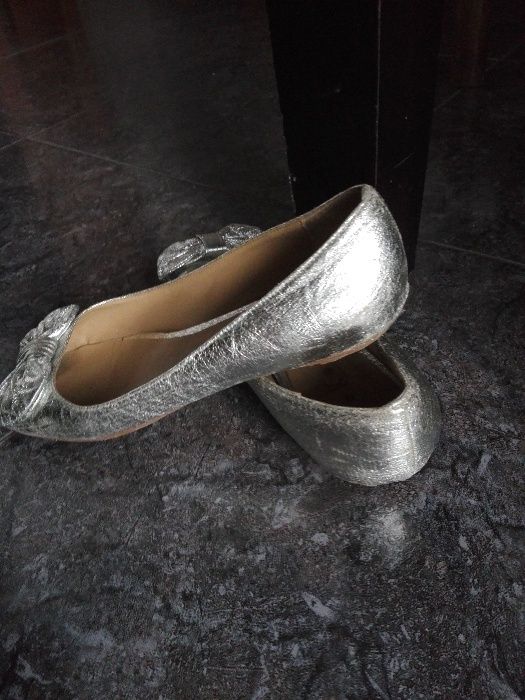 Сладки сребърни обувки by Kaffe Пантофки на GAP