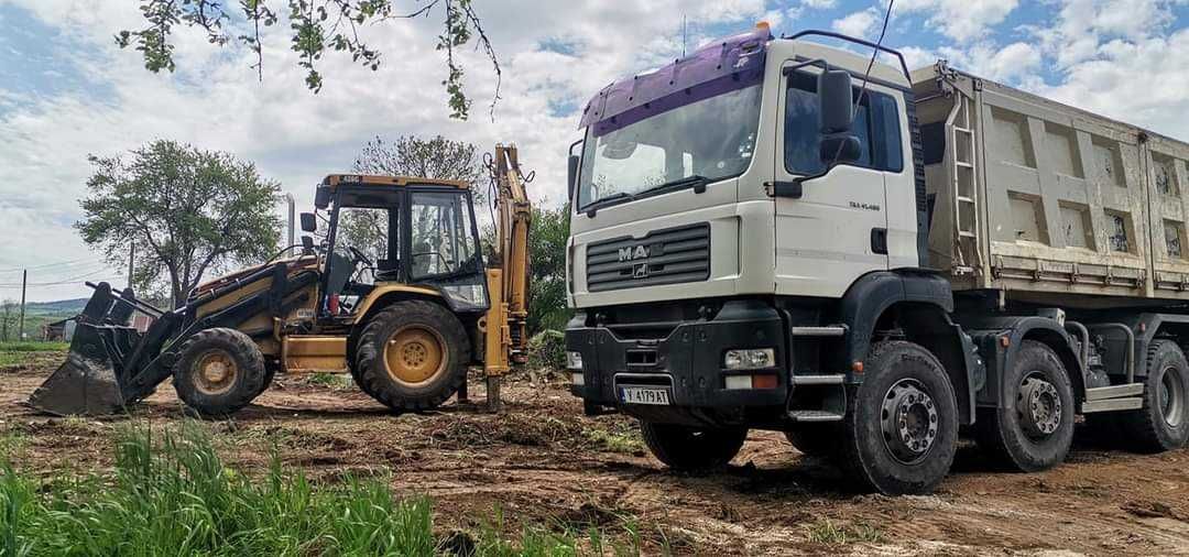 Услуги с комбиниран багер-товарач или мини верижен багер и самосвали