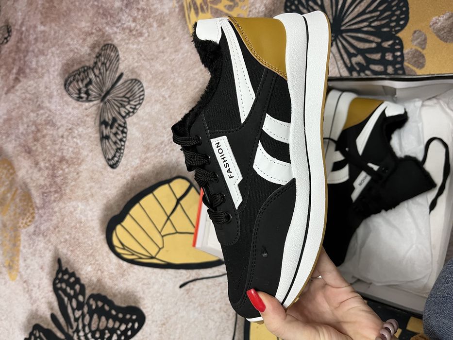 продам кроссовки новые