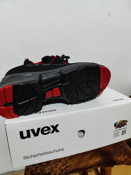 Vând papuci Uvex noi nr 43