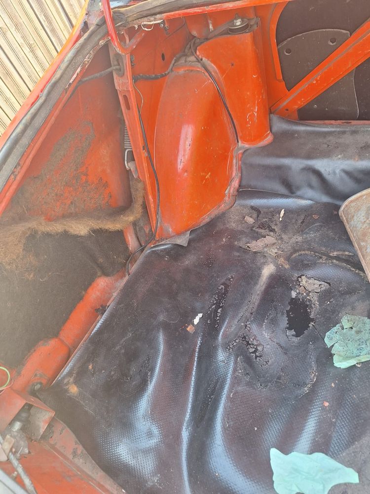 Dacia 1300 an de fabricatie 1978 culoarea rosie