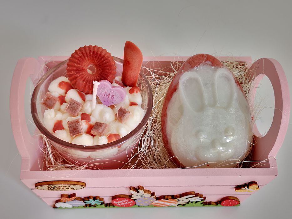 Pachete cadou personalizabile ce contin lumanari si sapunuri hand-made