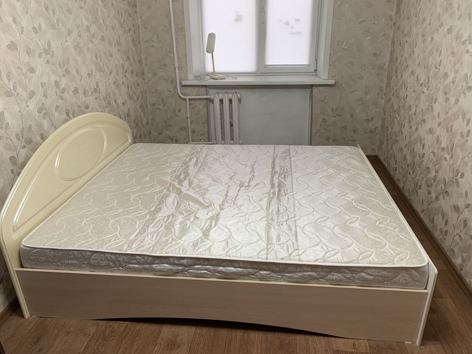Кровать белая б/у. с матрацем