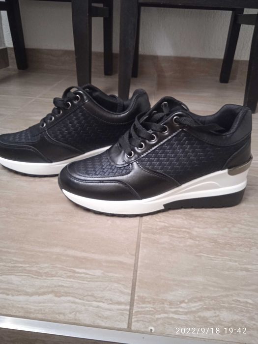 Нови спортни обувки