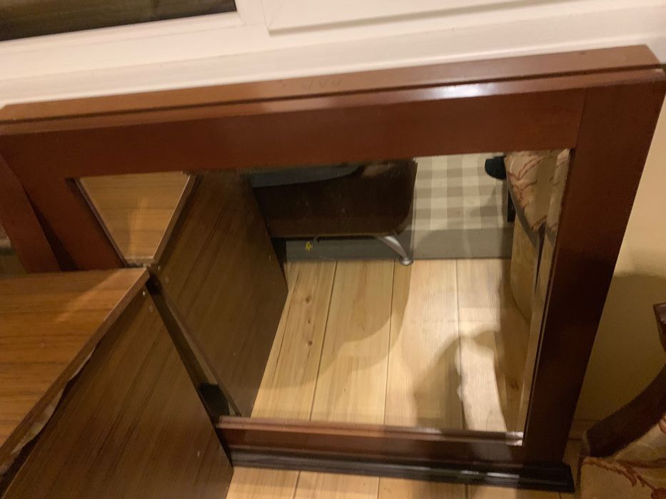 Огледало с дървена рамка