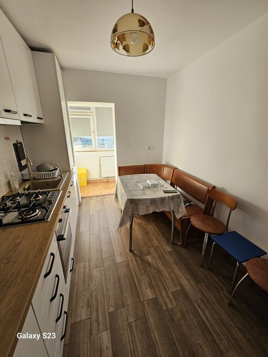 Închiriez apartament 3 camere cu Centrală Pe Gaz proprie