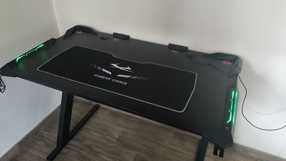 Vând Birou gaming LINDHOLM cu LED, negru