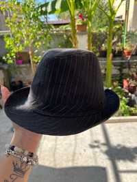 Черна шапка със шарени ивици