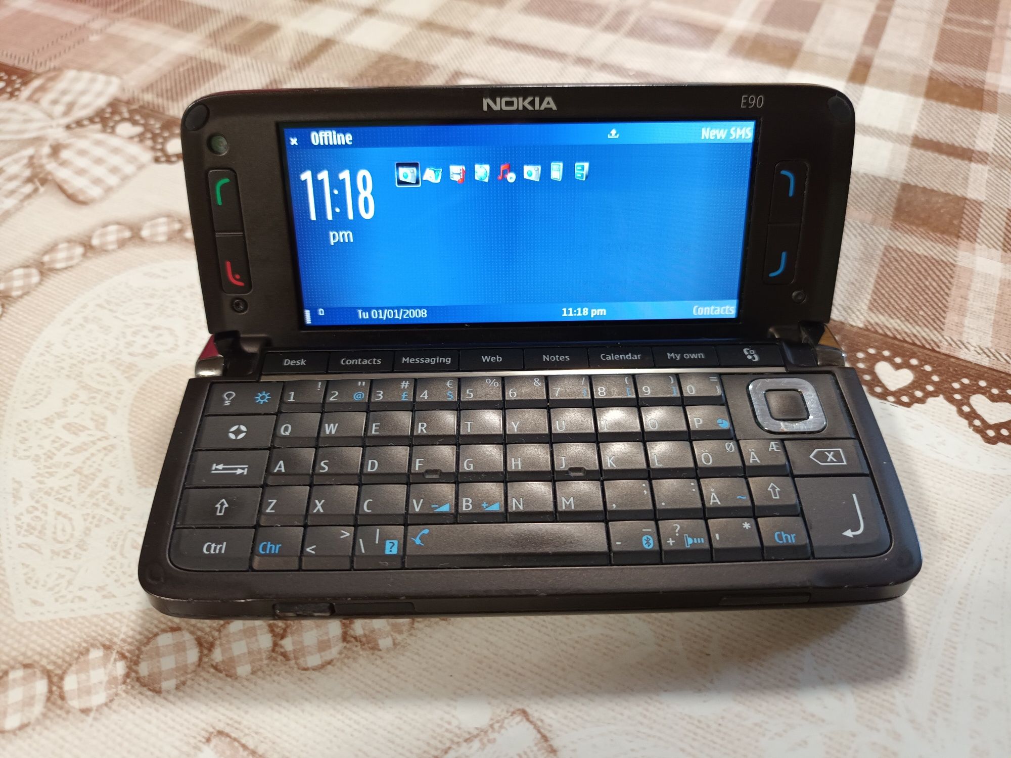 Продавам NOKIA E90