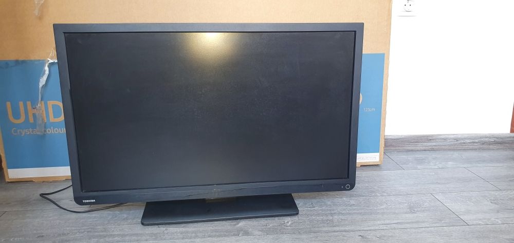 Toshiba LCD 32w1333g телевизор за части.