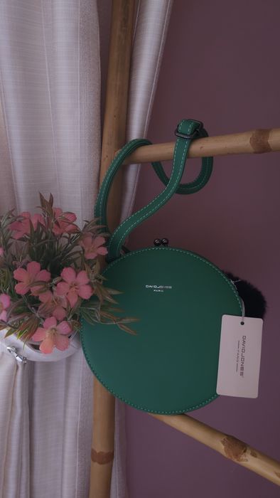 Уникална селекция чанти и портмонета Calvin Klein, Guess, David Jones