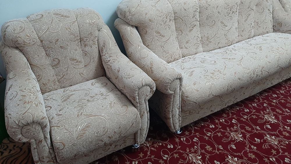Divan, kreslo sotiladi