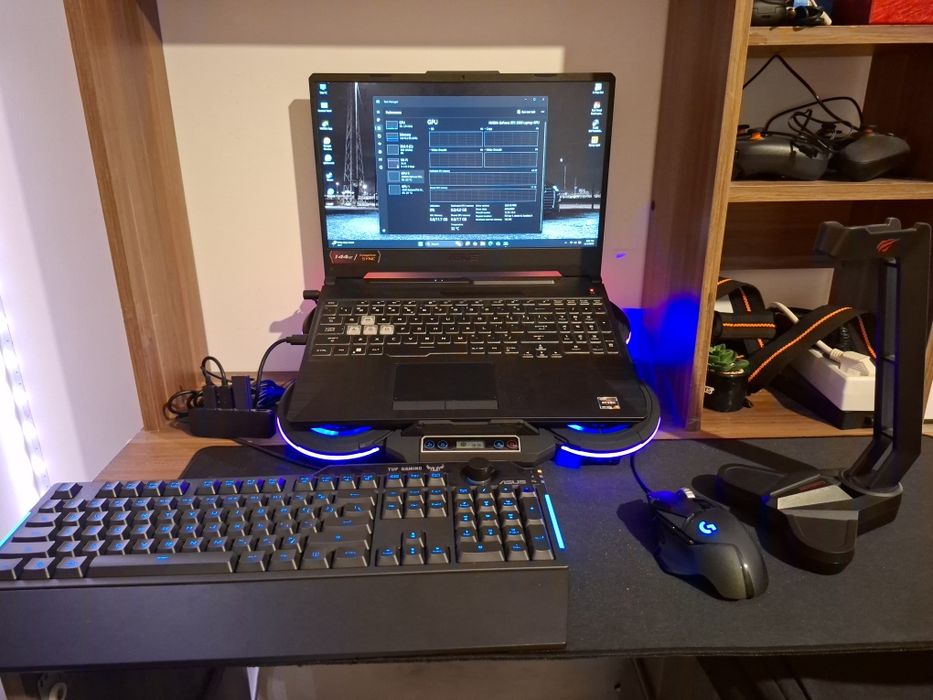 Vând laptop cu tot cu accesorii !