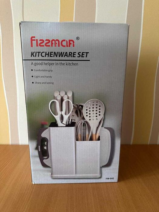 Продам силиконовый кухонный набор из 13 предметов.