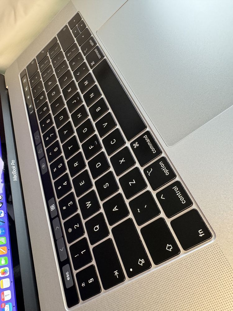 MacBook Pro (15-inch, 2018) 512gb 16gb ram