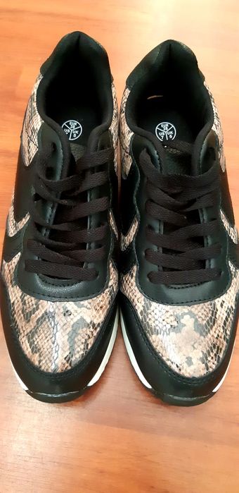 Vând urgent Adidași sport noi