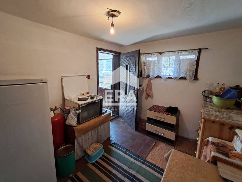 Двуетажна тухлена къща за продажба, с двор, складови постройки и таван