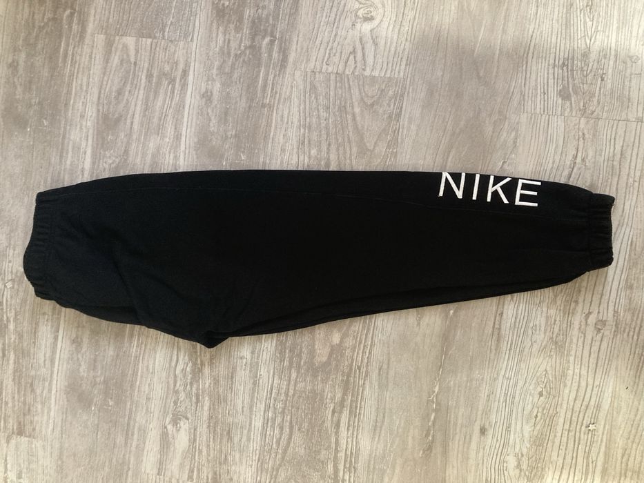 Два броя еднакви долнища nike по 30 лв за брой