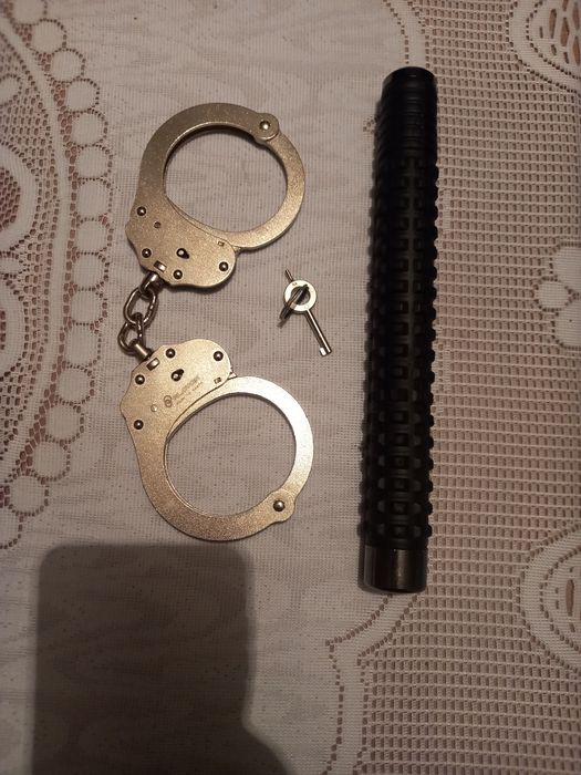 Палка и белезници