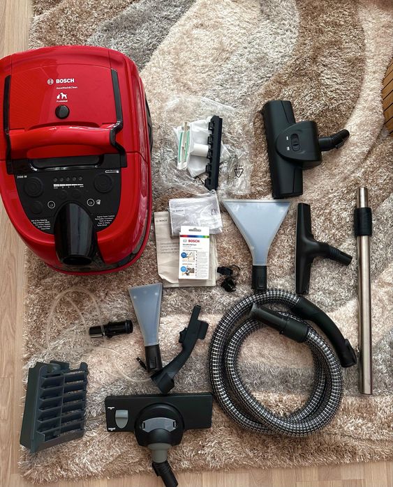 Мощна прахосмукачка BOSCH за сухо и мокро почистване с виден филтър