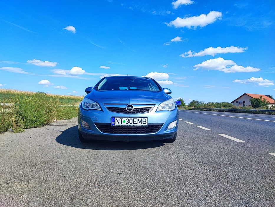 Opel Astra J 2011 – benzinar aspirat 1.6, 116 cai, culoarea cerului