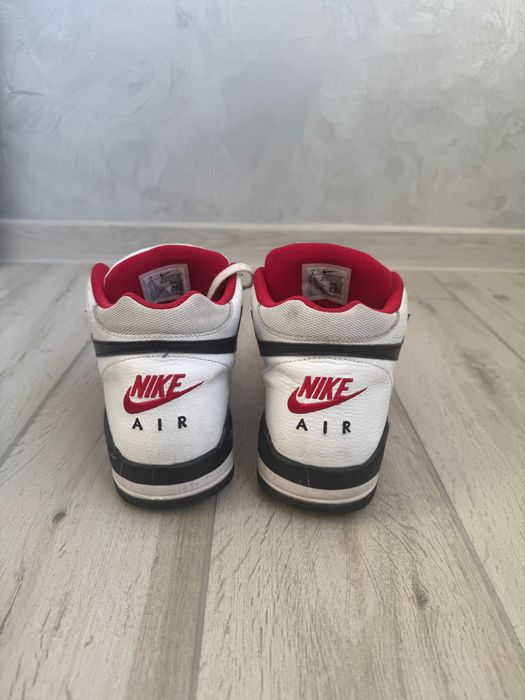 Маратонки Nike, Adidas