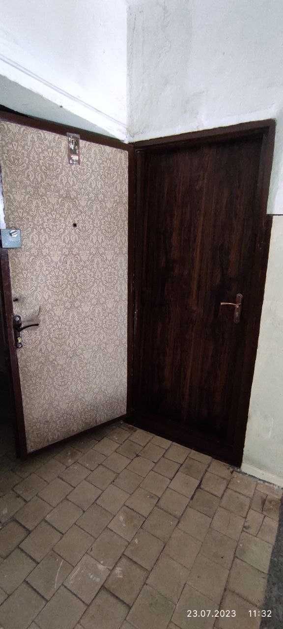 Продаются железная и деревянная двери.