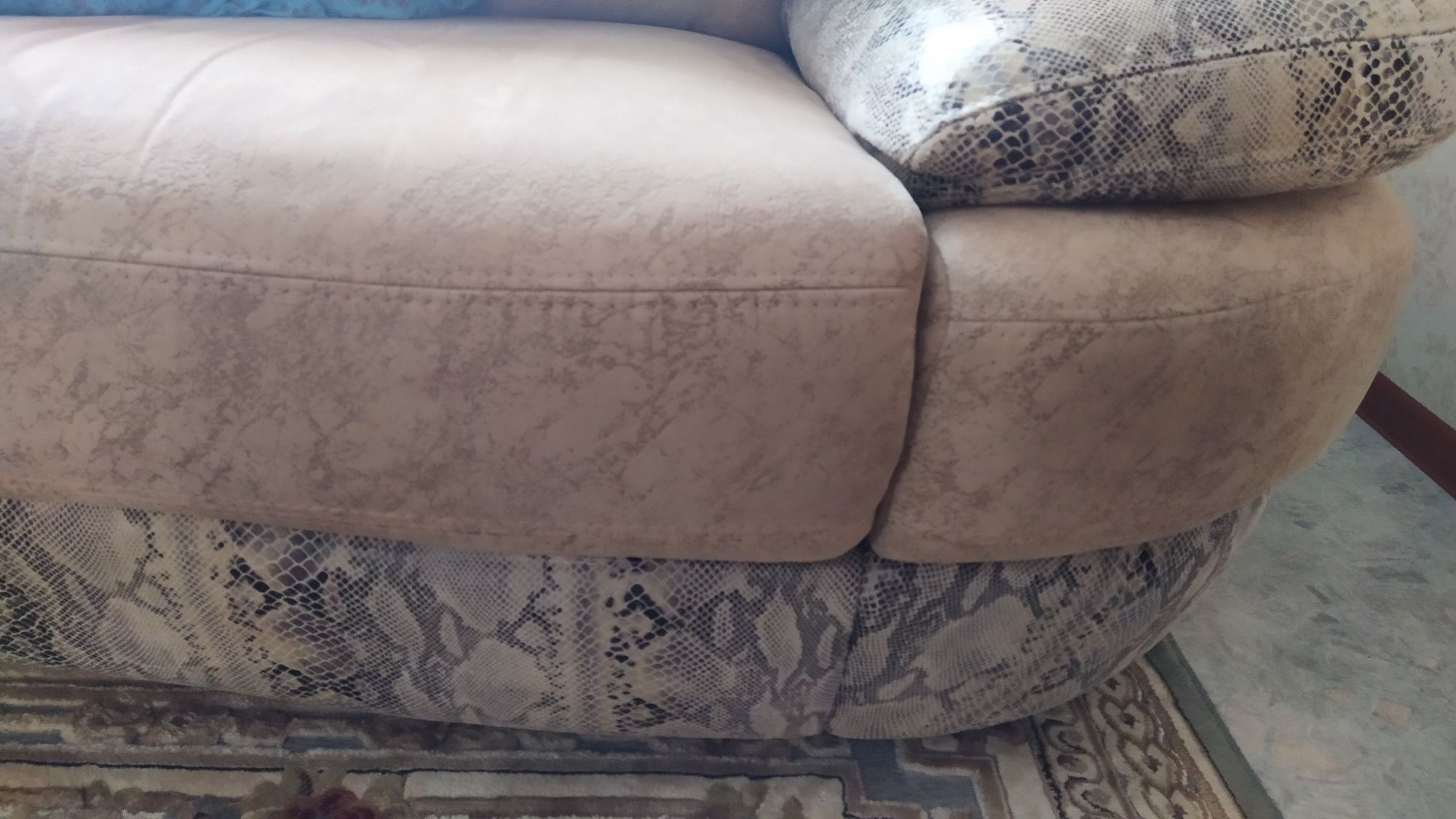 Продам диван угловой б/у