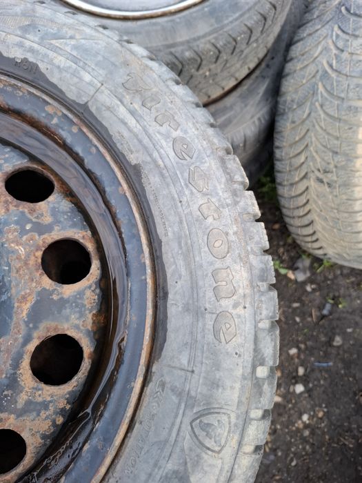 Vand 2 sau 4 jante R 14 ford focus 1 fiesta +anvelope 185 60 14 iarna