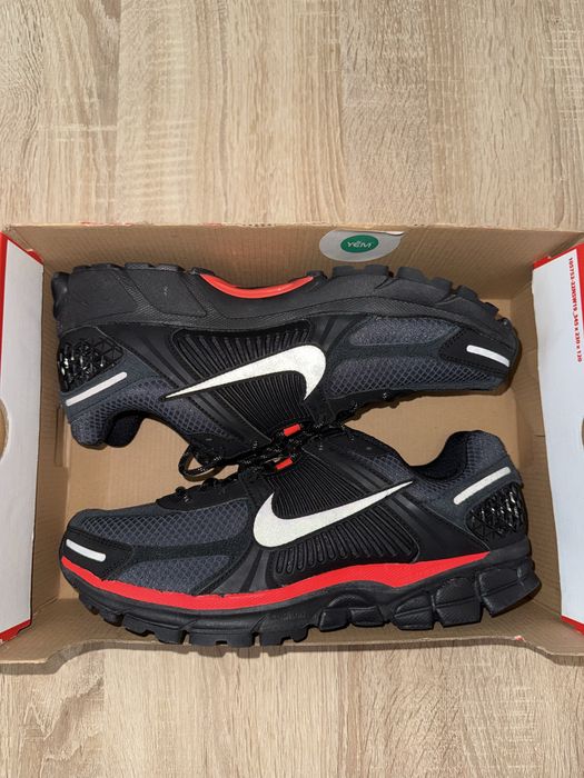 Nike Air Zoom Vomero 5 “Black Metallic University Red” - размер 45.5