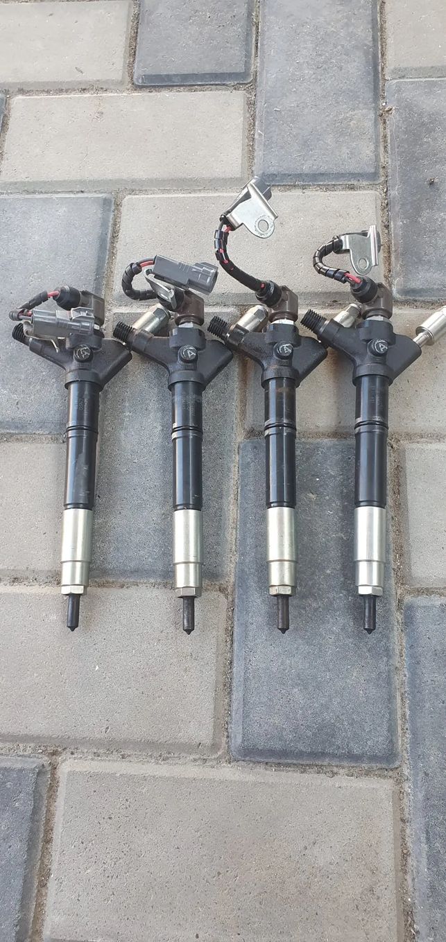 Injector rampa injectoare chit injectie pompa inalta set injectoare Lexus is220 motor 2.2d 177 cp D-CAT an 2007 Toyota Rav 4 Corolla Avensis dezmembrez dezmembrari piese auto