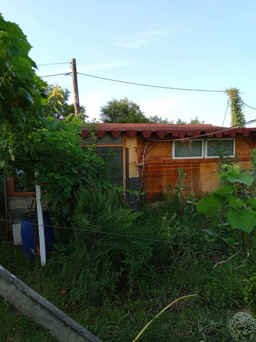 Вила с двор басейн и гараж