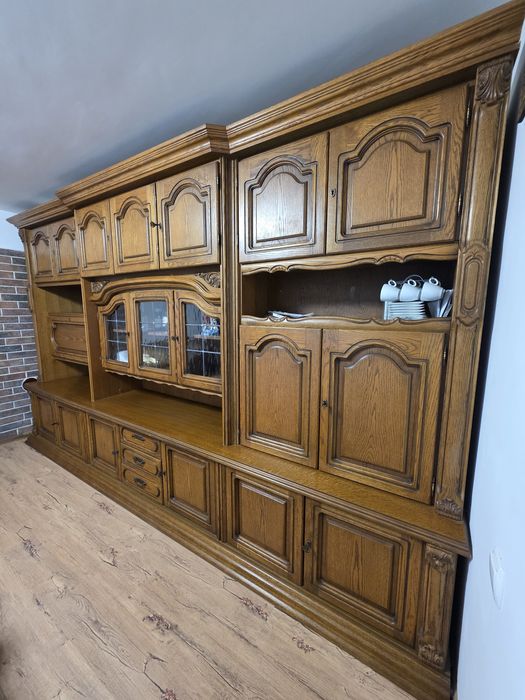 Vând mobilă lemn masiv, înălțimea 210cm si lungimea de 350cm.