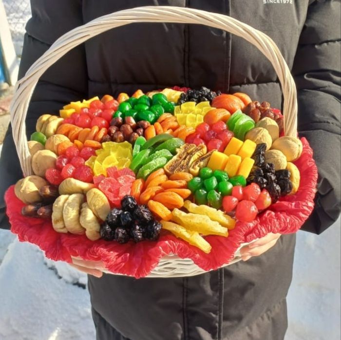 Подарочный корзина. Подарок. Корзина с сухофруктами и орехами.