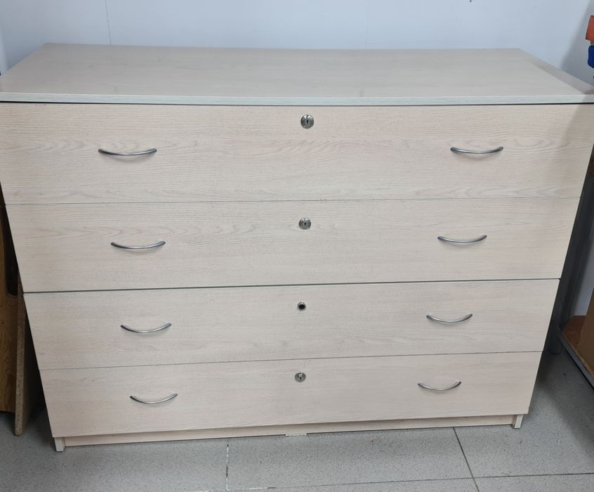 Продам Тумбочку в отличном состоянии - высота 90,ширина 1,2, глубина-4