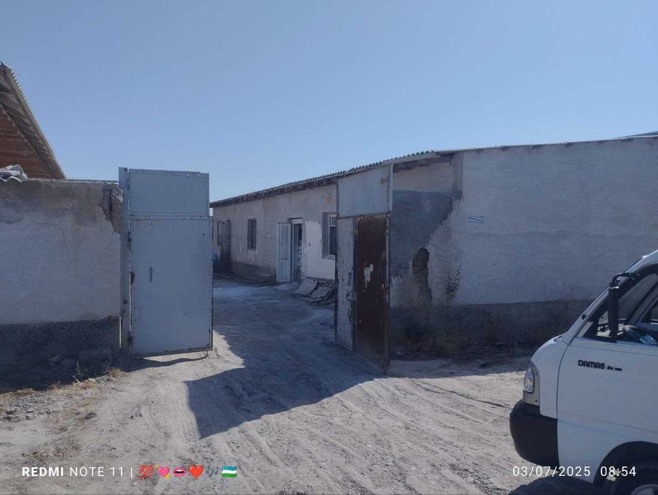 Yashash sharoiti bor (svet, gaz, suv) uchastka sotiladi.