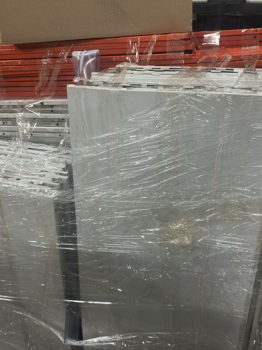 Обурудване за магазин . Рафтове , хладилници и еруги