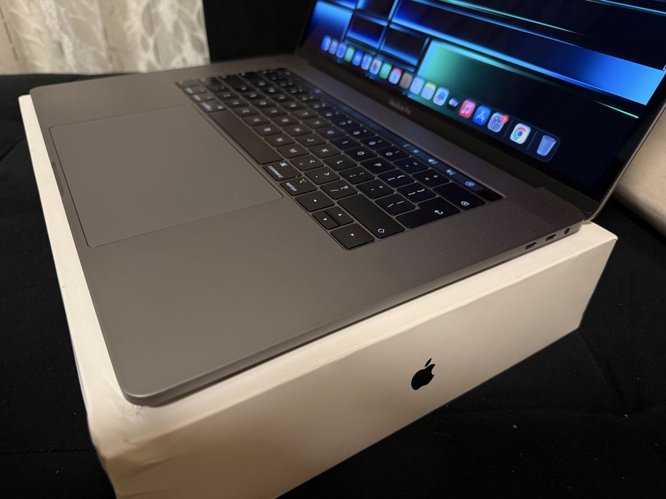 MacBook Pro 15” 2018 2.2GHz i7 256GB 16GB Като Нов!