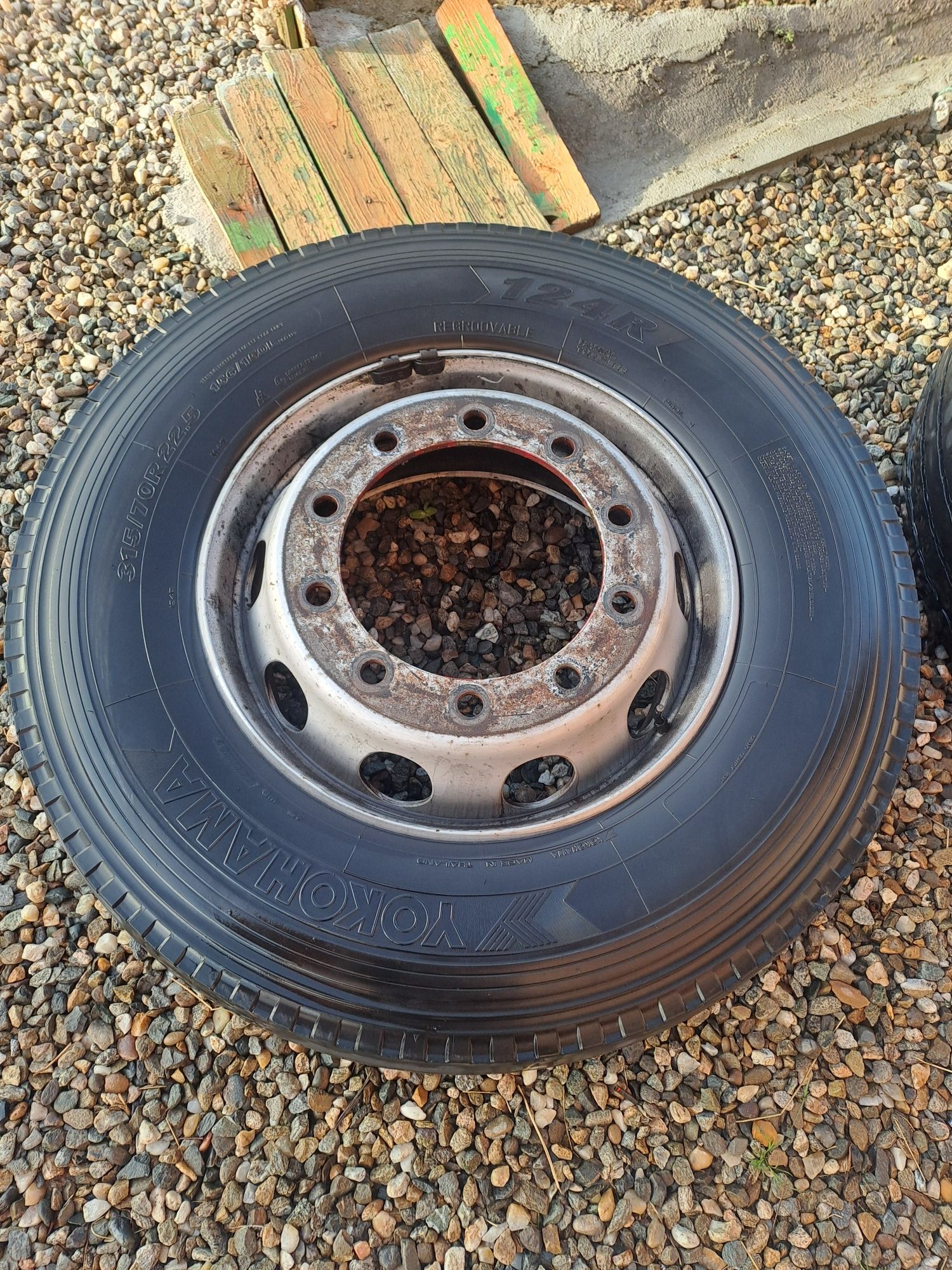 Vand anvelope directie camion 315/70/22.5